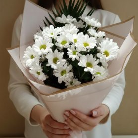 Букет хризантем «Ромашковое утро» от интернет-магазина «Цветочная фея» в Орске