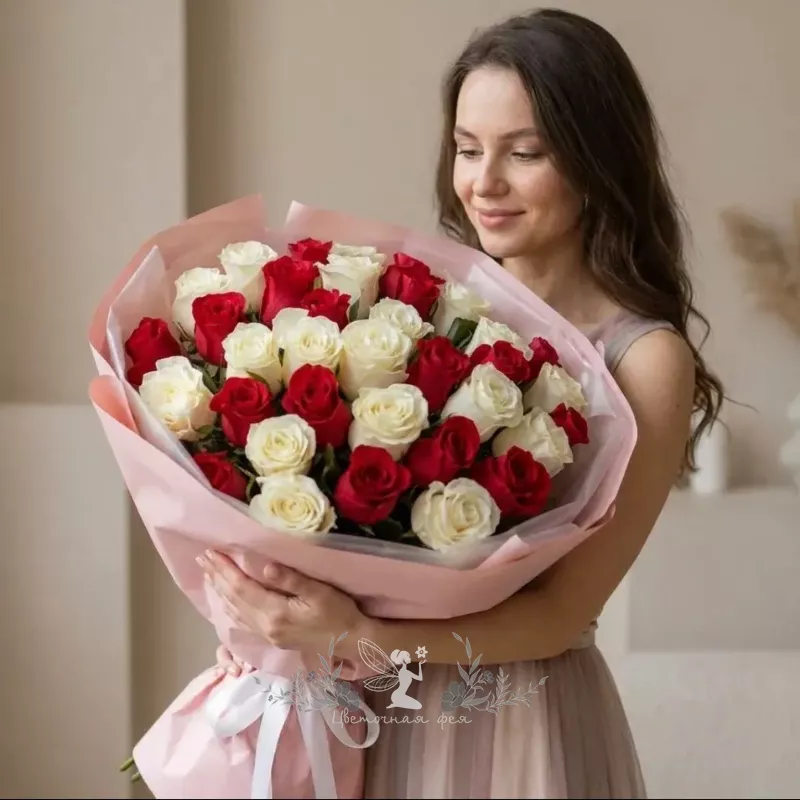 Букет из белых и красных роз &laquo;Искушение&raquo; 1