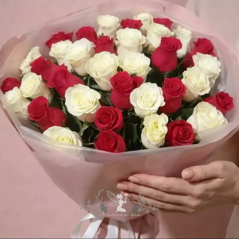 Букет из белых и красных роз &laquo;Искушение&raquo;